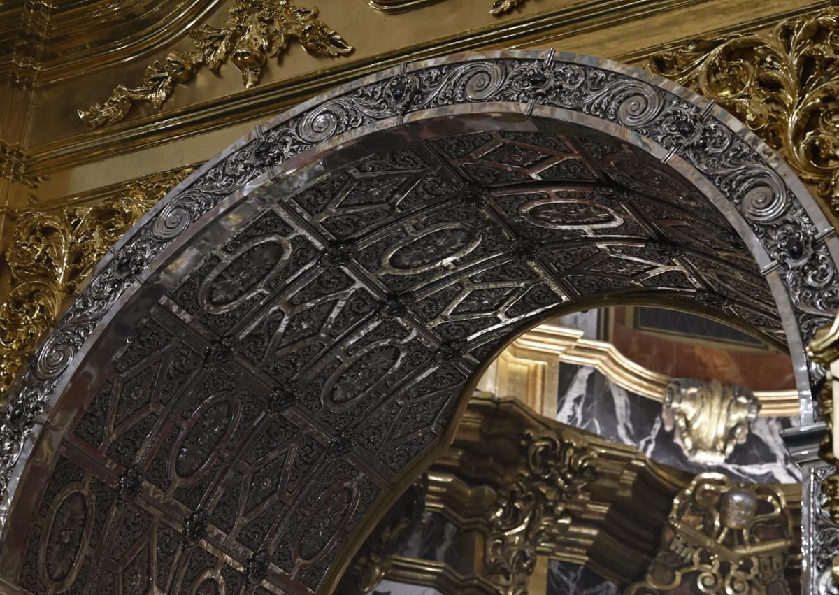 Imagen secundaria 1 - Mena estrena un imponente retablo en su capilla de la iglesia de Santo Domingo